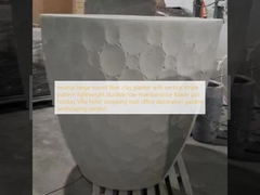 Neutralny beżowy okrągły glinny plantator z pionowym wzorem pasów, lekki, trwały, o niskiej konserwacji, pot kwiatowy, wakacyjny, villa, hotel, centrum handlowe, dekoracja biurowa, projekt ogrodowy