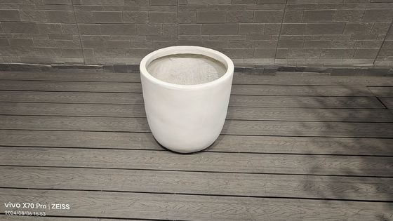 kupować Nowoczesny styl w ogrodzie z pojemnikiem z cementem i gliną online manufacture