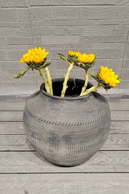 kupować Okrągły kształt Vintage styl Włókno gliny plantator z ręcznie rzeźbione wykończenie online manufacture