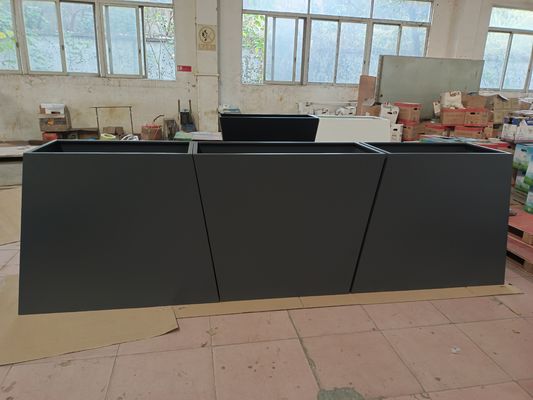 Geometryczne metalowe garnki, odporne na pogody, w czarnym złocie i srebrze.
