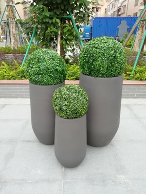 Gładka powierzchnia wzmocniona glina plantator dla wysokich roślin w minimalistycznym stylu