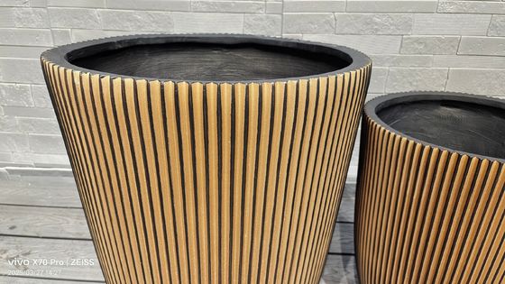 Ręcznie rzeźbiony plantator z gliny, który bez wysiłku udekoruje wnętrze