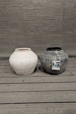 Okrągła, wzmocniona donica gliniana, trwała i funkcjonalna dla potrzeb Twojego ogrodu