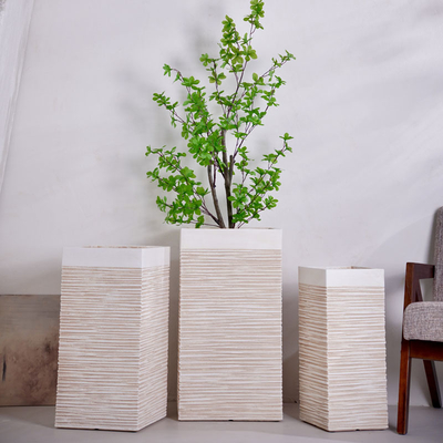 Neutralny beżowy okrągły glinny plantator z pionowym wzorem pasów, lekki, trwały, o niskiej konserwacji, pot kwiatowy, wakacyjny, villa, hotel, centrum handlowe, dekoracja biurowa, projekt ogrodowy