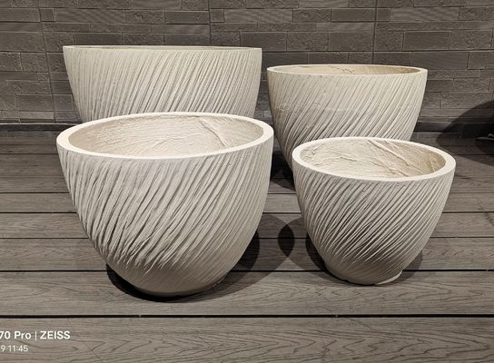 Nowoczesne, okrągłe donice z włókna glinianego w paski, w kolorze białym